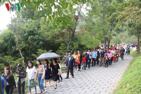 hàng ngàn người viếng mộ đại tướng võ nguyên giáp dịp tết hình 1 hang ngan nguoi vieng mo dai tuong vo nguyen giap dip tet hinh 1