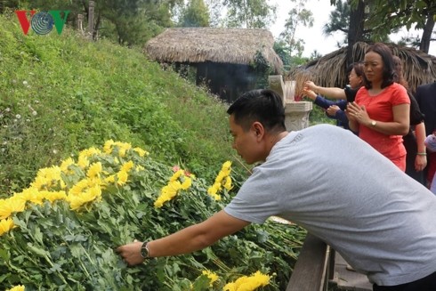 hàng ngàn người viếng mộ đại tướng võ nguyên giáp dịp tết hình 2 hang ngan nguoi vieng mo dai tuong vo nguyen giap dip tet hinh 2