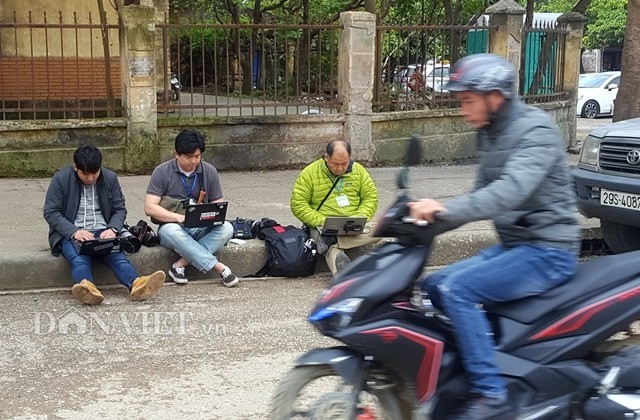 Muôn kiểu tác nghiệp của phóng viên quốc tế ở ga Đồng Đăng hình ảnh 8 muon kieu tac nghiep cua phong vien quoc te o ga dong dang hinh anh 8