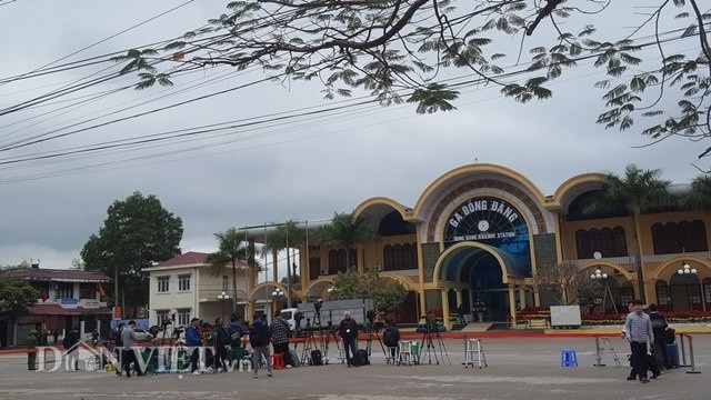 Muôn kiểu tác nghiệp của phóng viên quốc tế ở ga Đồng Đăng hình ảnh 1 muon kieu tac nghiep cua phong vien quoc te o ga dong dang hinh anh 1