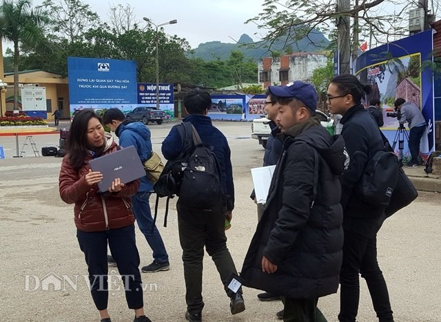 Muôn kiểu tác nghiệp của phóng viên quốc tế ở ga Đồng Đăng hình ảnh 11 muon kieu tac nghiep cua phong vien quoc te o ga dong dang hinh anh 11