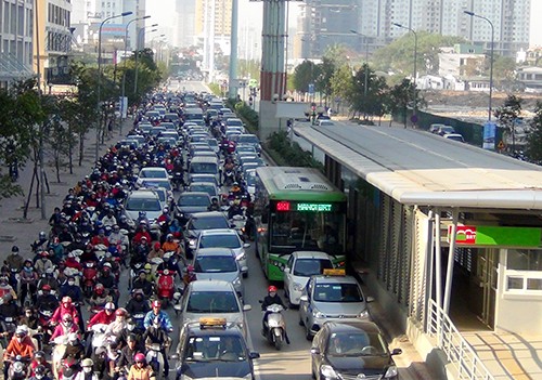Tuyến đường Lê Văn Lương thường xuyên xảy ra ùn tắc trong giờ cao điểm. Ảnh: Bá Đô.