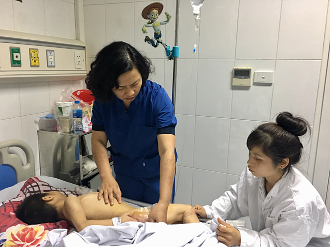 Bé Duy đang được điều trị tại Bệnh viện Việt Đức. Ảnh: K.O