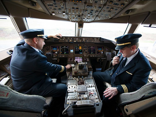 Phi công trong buồng lái của một chiếc Boeing 777. Ảnh:AP.