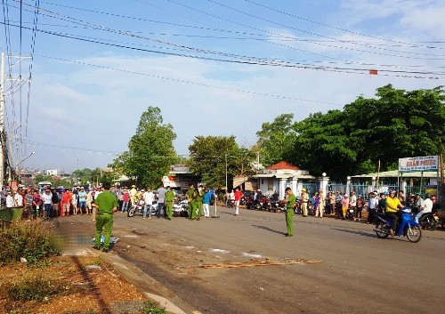 Cảnh sát khám nghiệm hiện trường nơi thi thể bà Liên được phát hiện. Ảnh: Văn Trăm.