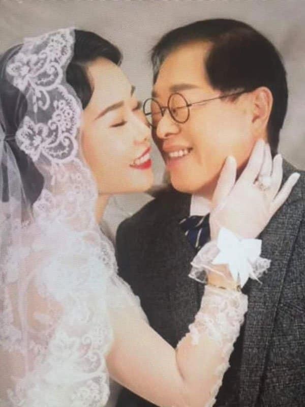 Nữ ca sĩ 9X bụng bầu làm đám cưới với chú rể hơn 70 tuổi hình ảnh 2 nu ca si 9x bung bau lam dam cuoi voi chu re hon 70 tuoi hinh anh 2