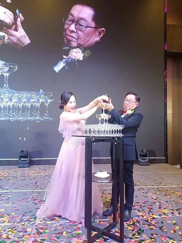Nữ ca sĩ 9X bụng bầu làm đám cưới với chú rể hơn 70 tuổi hình ảnh 1 nu ca si 9x bung bau lam dam cuoi voi chu re hon 70 tuoi hinh anh 1