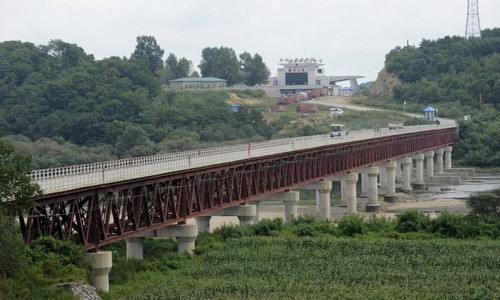 Cây cầu nối từ thành phố Hồn Xuân sang lãnh thổ Triều Tiên. Ảnh: FT.