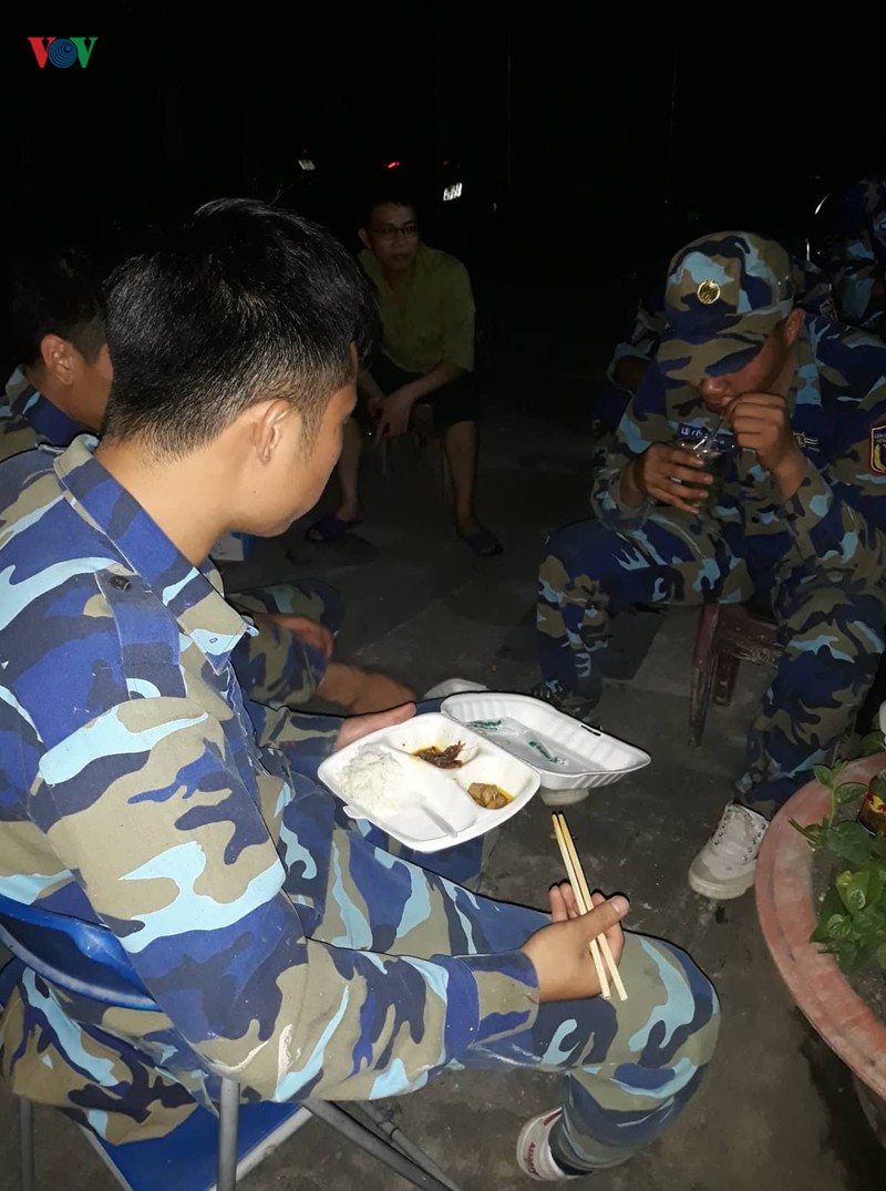 ảnh: lửa bao trùm dãy hồng lĩnh, bất ngờ đổi chiều tiến sát khu dân cư hình 8 anh: lua bao trum day hong linh, bat ngo doi chieu tien sat khu dan cu hinh 8