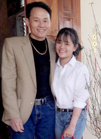 Trang và bố trong dịp Tết 2 năm trước. Hiện Tranglà sinh viên năm 3 đại học.Ảnh: Hải Dâng.