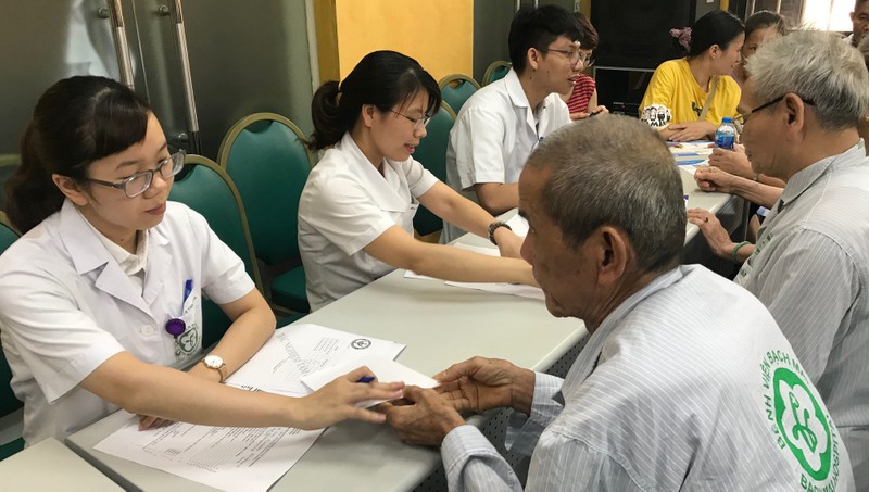 Cảnh báo nguy cơ 'lây bệnh' do chăm người giảm trí tuệ