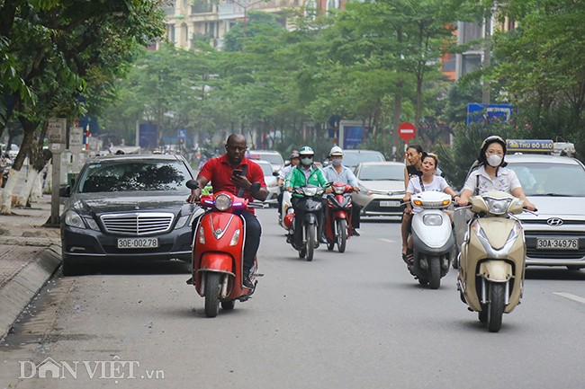 Khách Tây vi phạm giao thông trên nhiều tuyến phố ở Hà Nội hình ảnh 1 khach tay vi pham giao thong tren nhieu tuyen pho o ha noi hinh anh 1