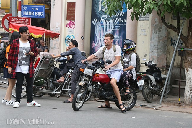Khách Tây vi phạm giao thông trên nhiều tuyến phố ở Hà Nội hình ảnh 3 khach tay vi pham giao thong tren nhieu tuyen pho o ha noi hinh anh 3