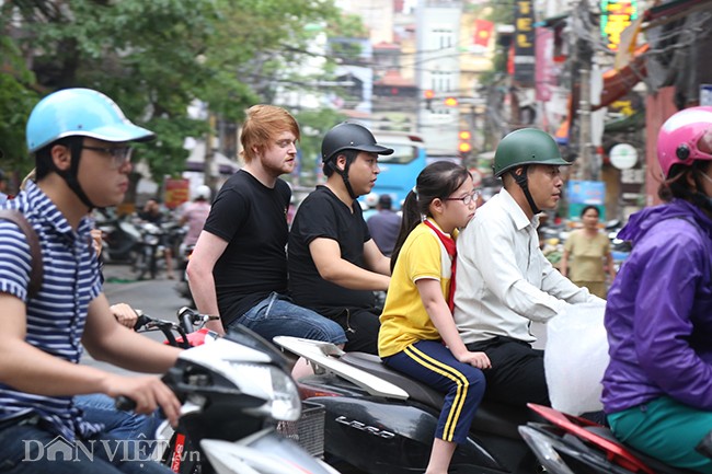Khách Tây vi phạm giao thông trên nhiều tuyến phố ở Hà Nội hình ảnh 5 khach tay vi pham giao thong tren nhieu tuyen pho o ha noi hinh anh 5