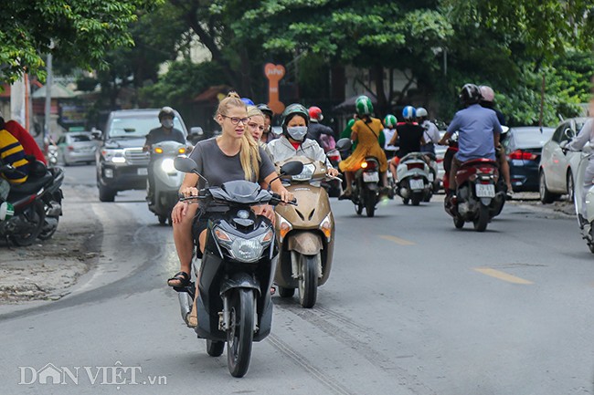 Khách Tây vi phạm giao thông trên nhiều tuyến phố ở Hà Nội hình ảnh 6 khach tay vi pham giao thong tren nhieu tuyen pho o ha noi hinh anh 6