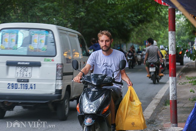 Khách Tây vi phạm giao thông trên nhiều tuyến phố ở Hà Nội hình ảnh 9 khach tay vi pham giao thong tren nhieu tuyen pho o ha noi hinh anh 9