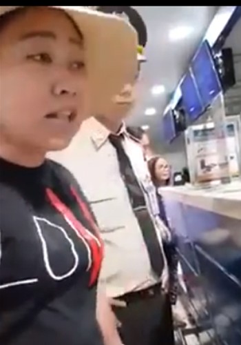 Bà Lê Thị Hiền lăng mạ nhân viên tại quầy thủ tục. Ảnh cắt từ clip.