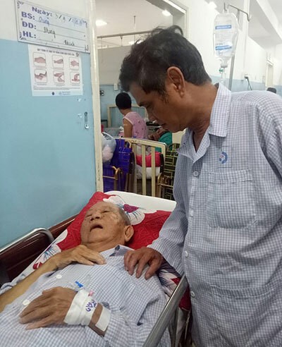 Diễn viên Mai Trần (phải) vào thăm nhà văn Mạc Can trong bệnh viện Gia Định TP HCM. Ảnh: MT.