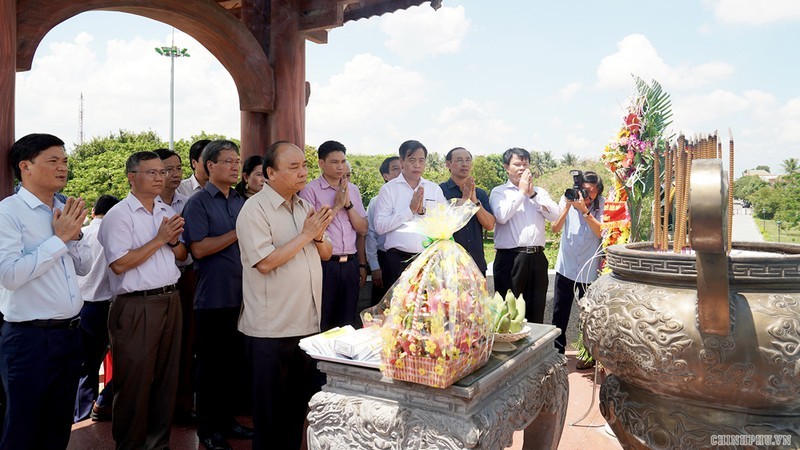 thủ tướng dâng hương tưởng nhớ các anh hùng liệt sỹ ở thành cổ quảng trị hình 1 thu tuong dang huong tuong nho cac anh hung liet sy o thanh co quang tri hinh 1