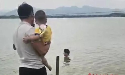 Anh Vương bế con chạy theo người lạ xuống nước để khuyên họ thôi tự tử. Ảnh:ctdsb.