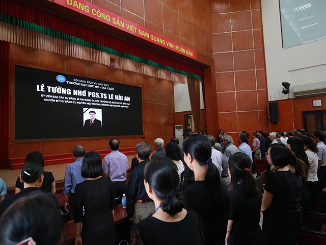 Nghẹn ngào lễ tưởng nhớ Thứ trưởng Lê Hải An tại ĐH Mỏ Địa chất hình ảnh 3 nghen ngao le tuong nho thu truong le hai an tai dh mo dia chat hinh anh 3
