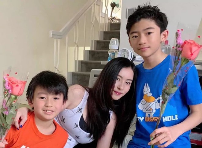 Trương Bá Chi và hai con trai.