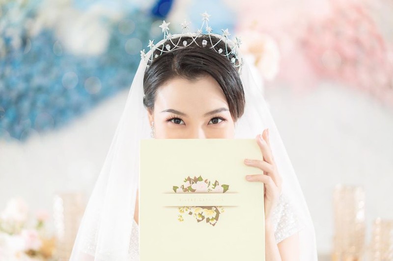 Bạn trai Tây "bí ẩn" sắp kết hôn với Á hậu Hoàng Oanh là ai? hình ảnh 2 ban trai tay "bi an" sap ket hon voi a hau hoang oanh la ai? hinh anh 2