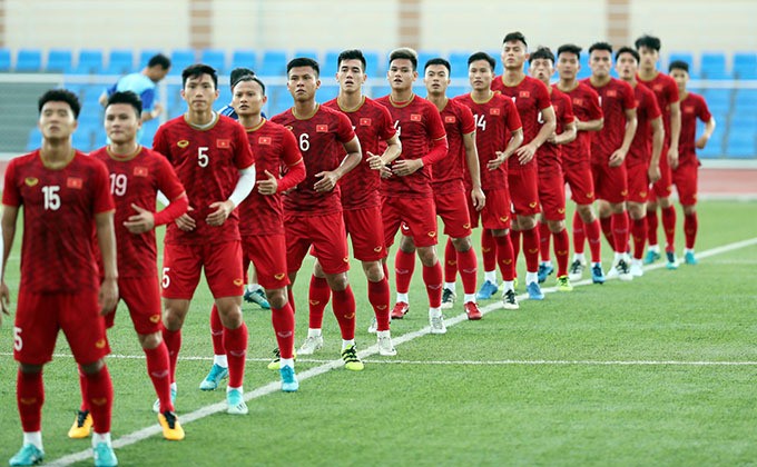 Cầu thủ U22 Việt Nam khởi động trong buổi tập chiều 24/11. Ảnh: Đức Đồng.