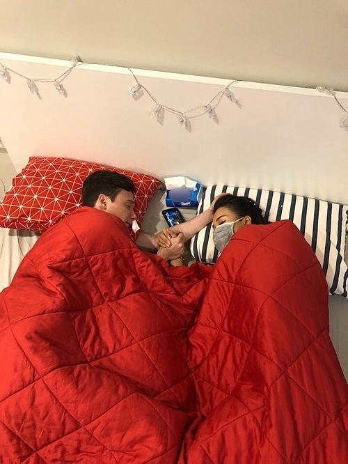 Hai vợ chồngphải nằm nghỉ ngơi ngay sau lễ đón dâu.