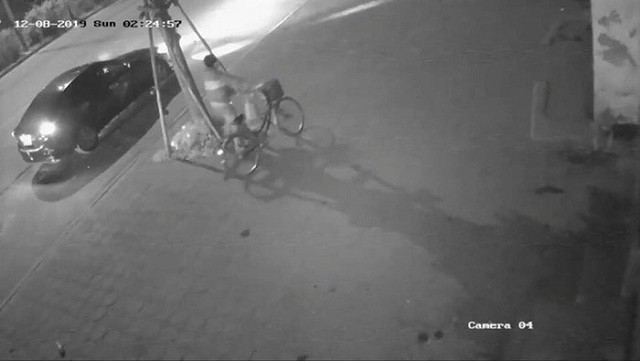 Sau khi gây tai nạn tài xế dắt xe của nạn nhân đi phi tang. Ảnh: cắt từ Clip.