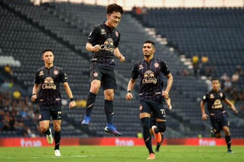 Xuân Trường (thứ hai từ trái sang) mừng bàn thắng cho Buriram. Ảnh: BUFC.