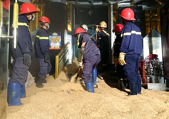 Cảnh sát cào trấu tronghiện trường ra ngoài để tìm nạn nhân. Ảnh:Đăng Khoa.