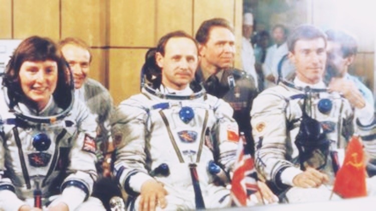 Helen Sharman cùng hai phi hành gia là Anatoly Artsebarsky và Sergei Krikalev bay vào không gian vào năm 1991. Ảnh: BBC