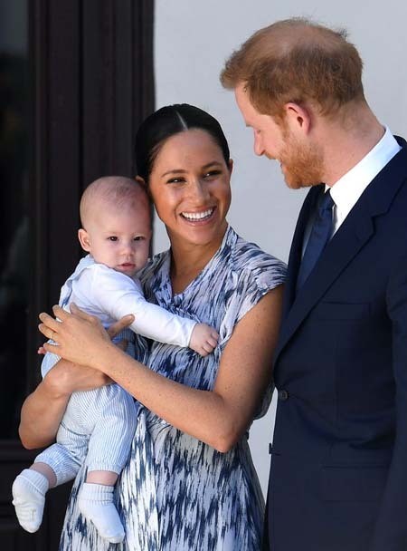 Vợ chồng Hoàng tử Harry bên con trai Archie. Ảnh: PA.