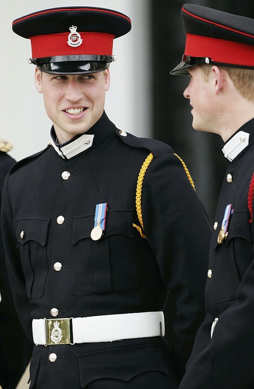 Hoàng tử William tự hào khi em trai đỗ Học viện quân sự Sandhurst năm 2006.