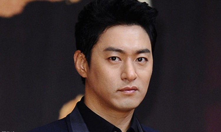 Tài tử Joo Jin Mo. Anh 46 tuổi, nổi tiếng với các phim Hoàng hậu Ki, Đoạn kết hạnh phúc, Sắc đẹp ngàn cân... Jin Mokết hôn năm 2019. Ảnh: Dispatch.