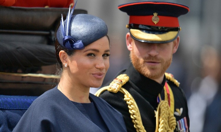 Vợ chồng Harry - Meghan sau lễ mừng sinh nhật nữ hoàng Elizabeth II năm 2019. Ảnh: AFP.