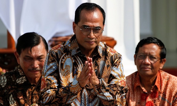 Bộ trưởng Giao thông Indonesia Budi Karya Sumadi (phía trước) tại Jakartan tháng 10/2019. Ảnh: Reuters.