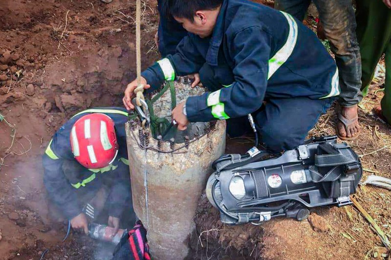 Cảnh sát triển khai việc cứu hộ. Ảnh: Văn Giang.