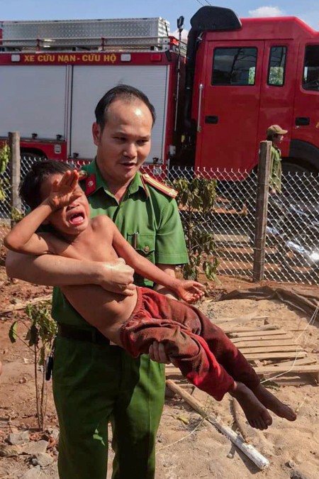 Bé trai được giải cứu ra khỏi trụ điện. Ảnh: Văn Giang.