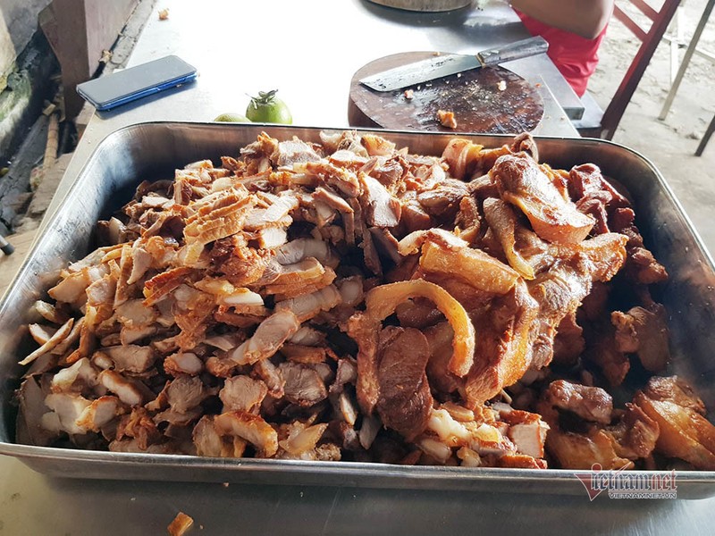 Nữ du học sinh Anh khen cơm bộ đội nấu trong khu cách ly