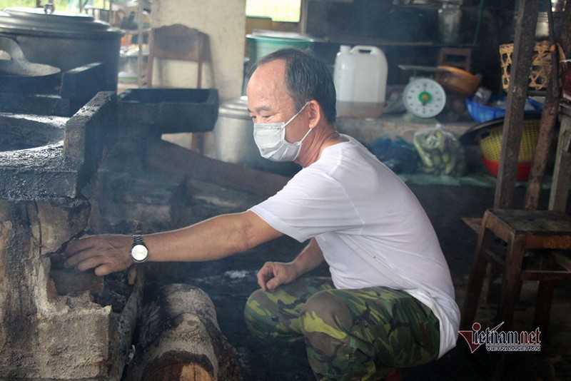 Nữ du học sinh Anh khen cơm bộ đội nấu trong khu cách ly