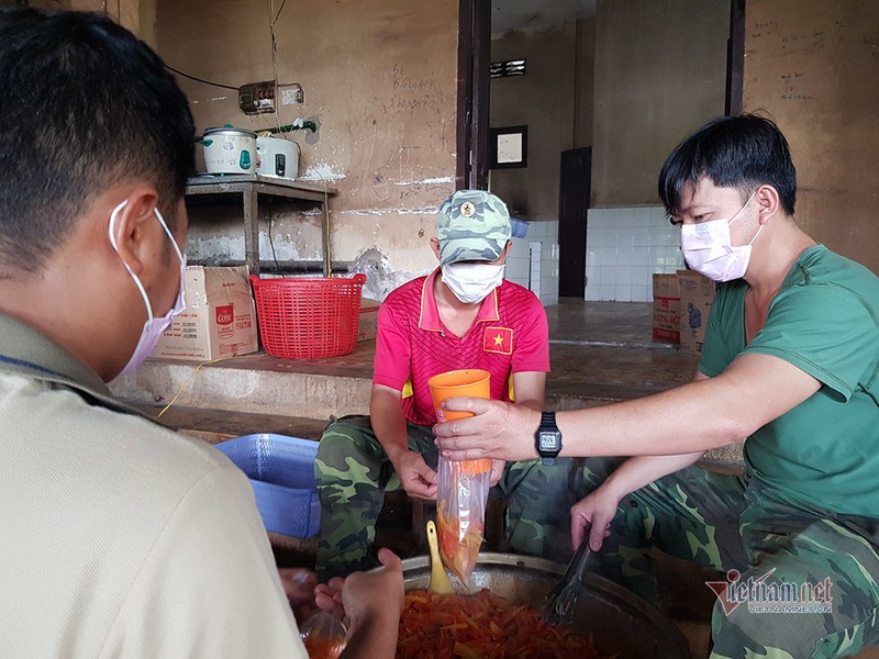 Nữ du học sinh Anh khen cơm bộ đội nấu trong khu cách ly