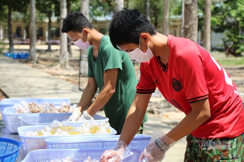Nữ du học sinh Anh khen cơm bộ đội nấu trong khu cách ly