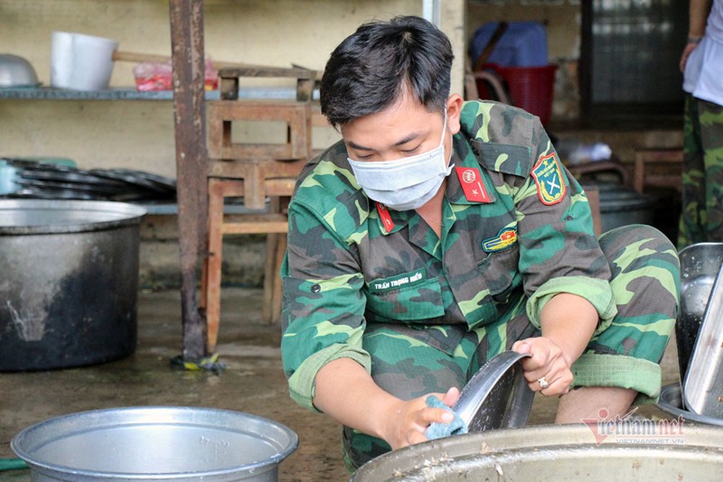 Nữ du học sinh Anh khen cơm bộ đội nấu trong khu cách ly