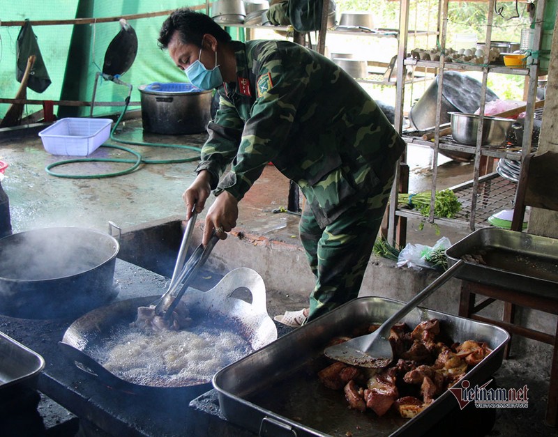 Nữ du học sinh Anh khen cơm bộ đội nấu trong khu cách ly