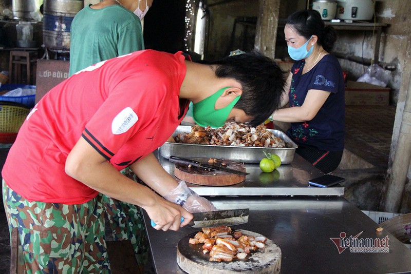 Nữ du học sinh Anh khen cơm bộ đội nấu trong khu cách ly