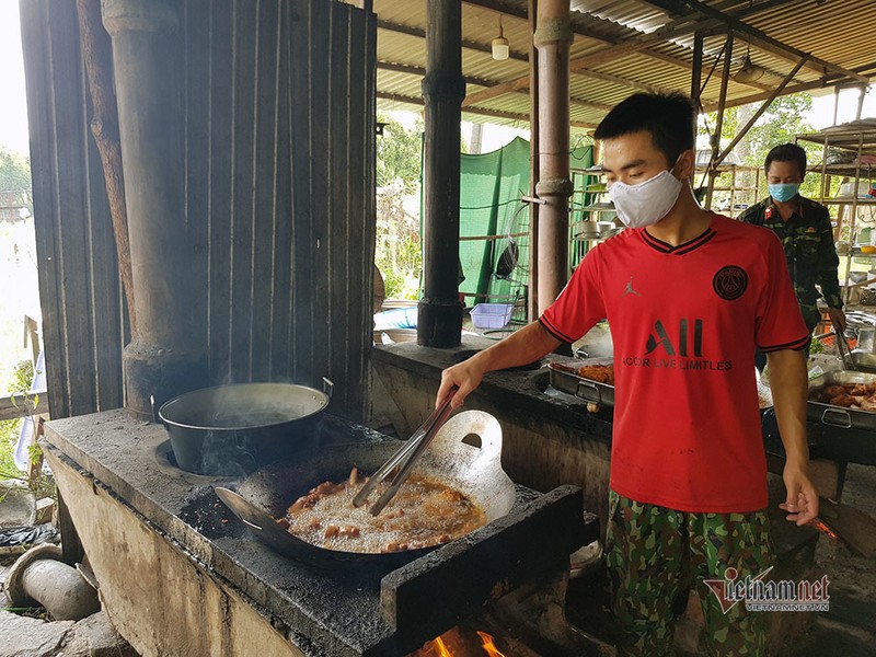 Nữ du học sinh Anh khen cơm bộ đội nấu trong khu cách ly