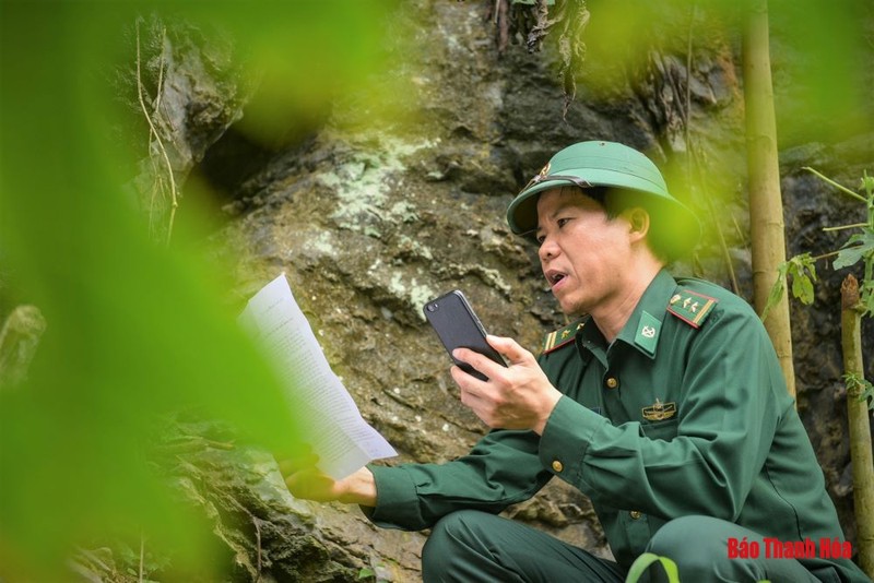 Thanh Hóa: Trung tá Biên phòng dùng vách núi làm phòng thu âm tuyên truyền phòng chống COVID-19