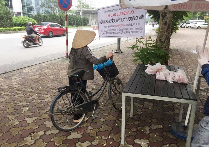 Người Hà Nội phát đồ ăn miễn phí: 'Cảm ơn các cháu, cô không lo đói nữa rồi'